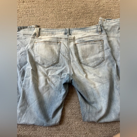 Women’s - light wash jeans - Picture 3 of 7